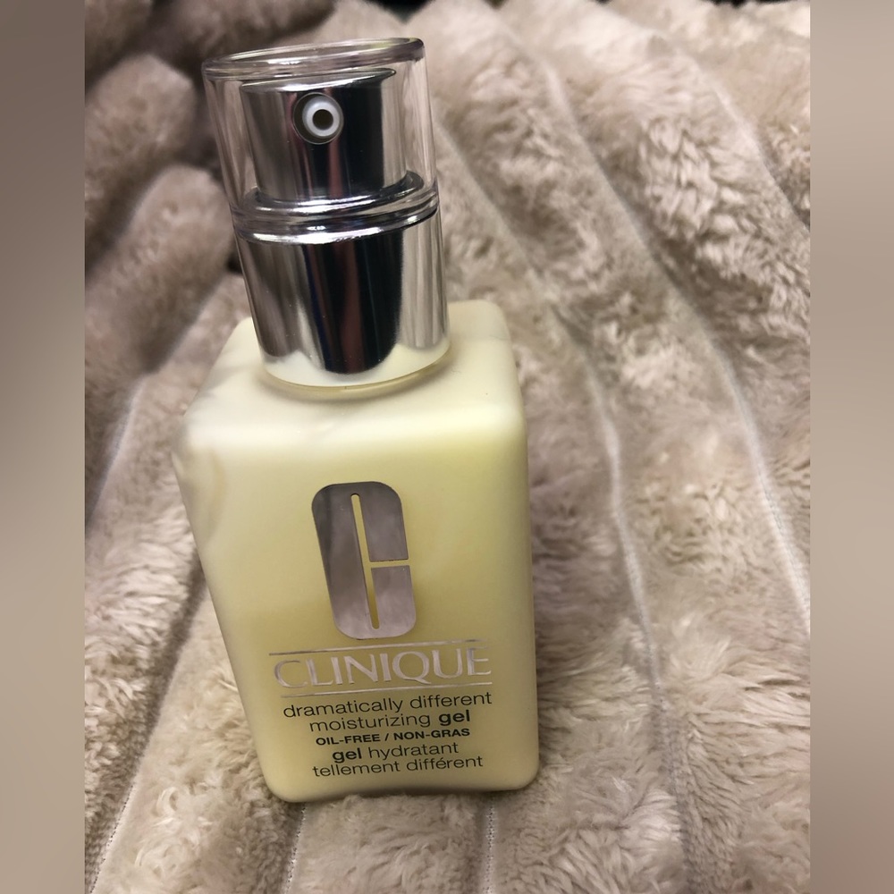 Clinique Dramatically Different Moisturizing Gel